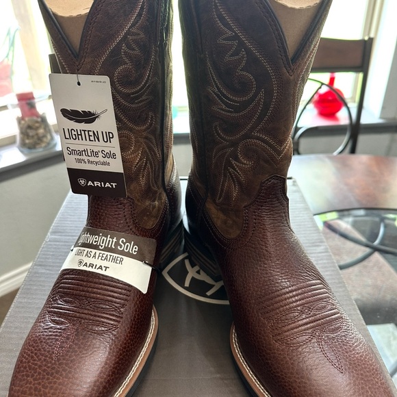 Ariat Brown Cowboy Boots with Intricate Stitching - Picture 3 of 3